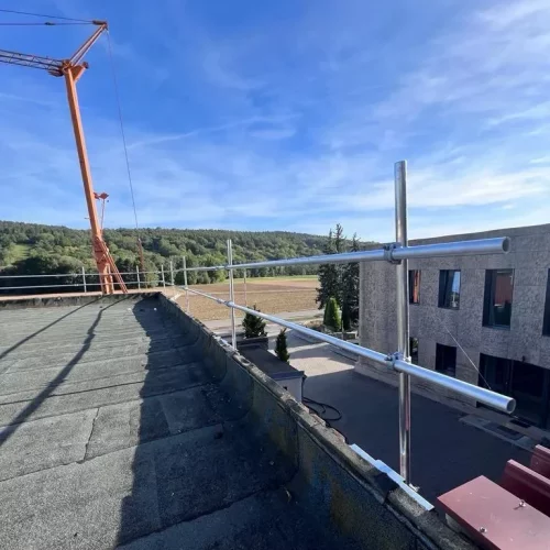 Sicherheitsgeländer auf Industriebau