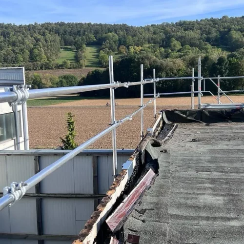 Schutzgeländer auf Gebäudedach