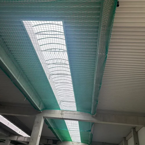 Sicherheitsnetz unter Industrielichtband