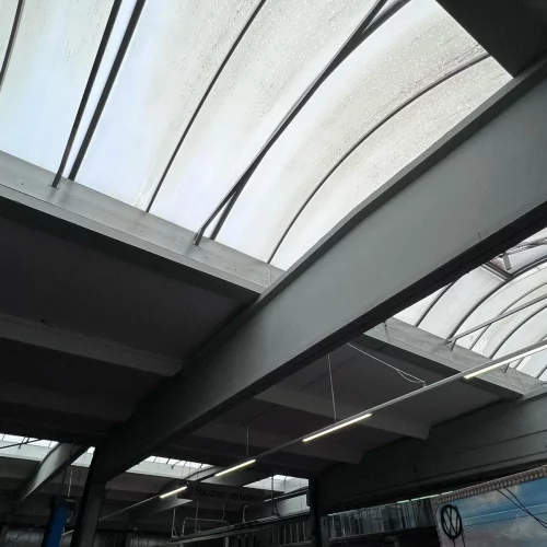 Hallendach mit Oberlichtern