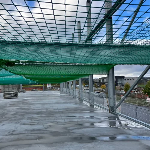 Stahlgerüst mit grünem Netz