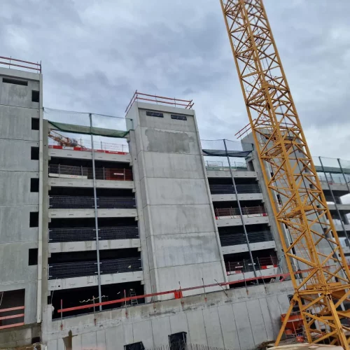 Kran an Parkhausbaustelle und Netze