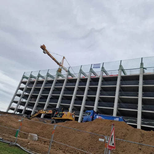 Kran an Parkhausbaustelle und Netze