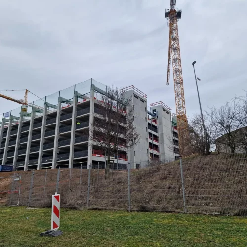 Parkhausbau mit Sicherheitsnetzen