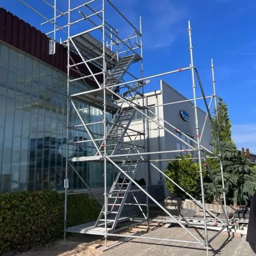 Treppenturm an Industriebau