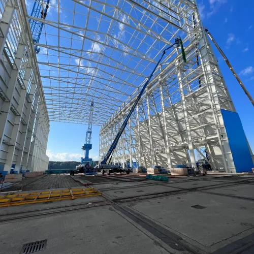 Werftkonstruktion mit blauem Kran